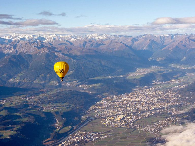 Un vol en montgolfière unique : haut au-dessus de la ville