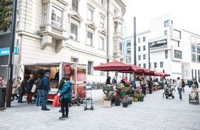 Der Sparkassenplatz: Innsbrucks entspannte Mitte