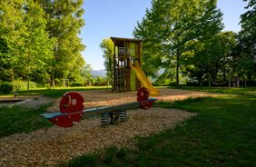 Parques infantiles en los ferrocarriles de montaña cerca de Innsbruck