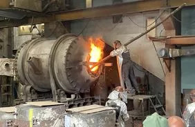 À 1 100 degrés Celsius – la coulée dans la fonderie de cloches Grassmayr