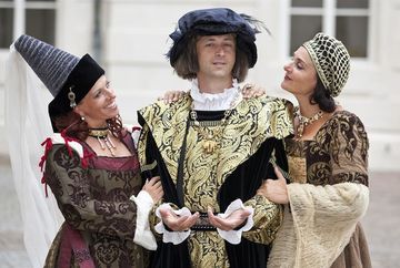 Lo splendore dei sovrani e le difficoltà quotidiane - sulla scena del 1500