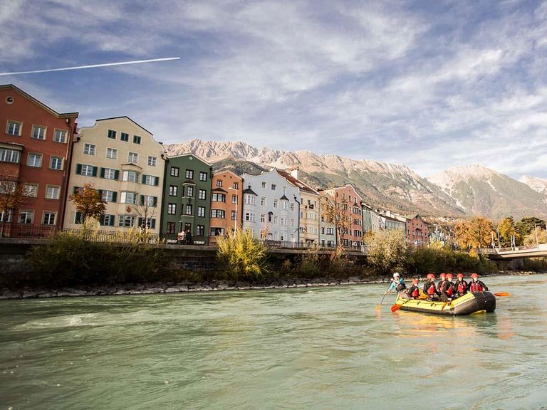 Innsbruck beim City Rafting vom Boot aus entdecken