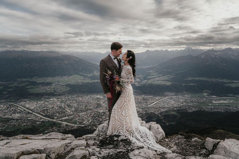 Hochzeitsfoto auf der Seegrube mit Innsbruck im Hintergrund