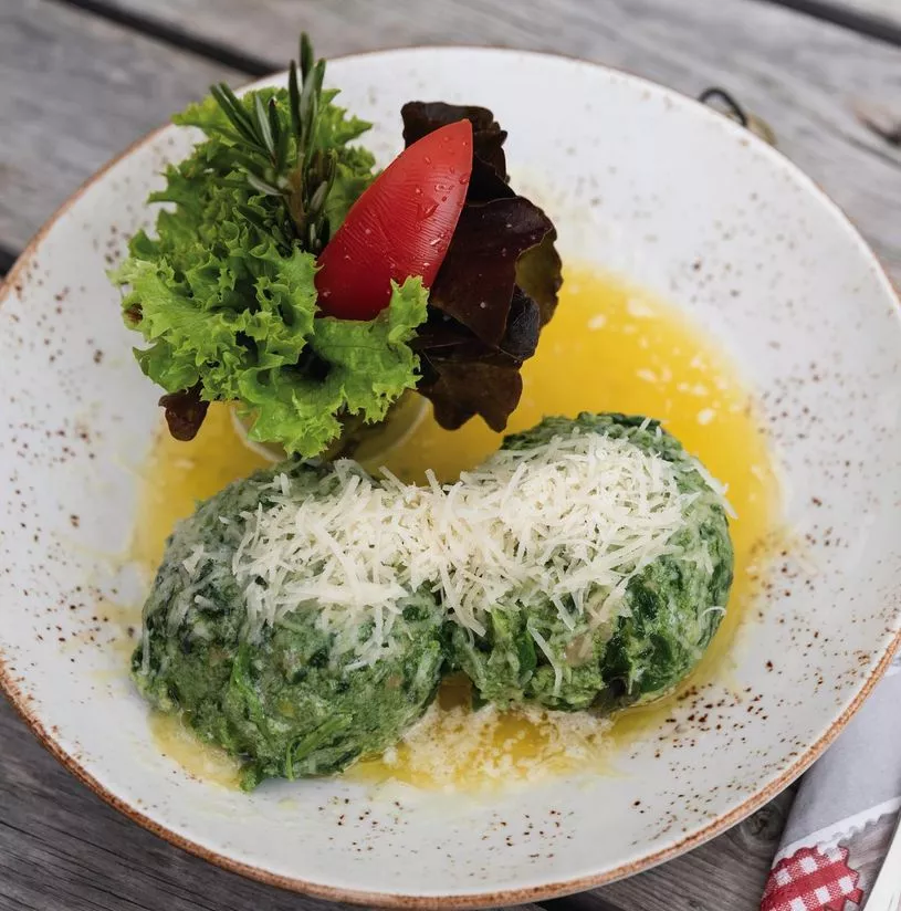 Spinatknödel mit Salat