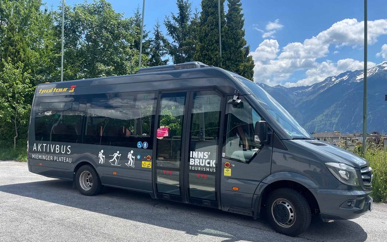 Excursions sans voiture avec le bus actif d'été