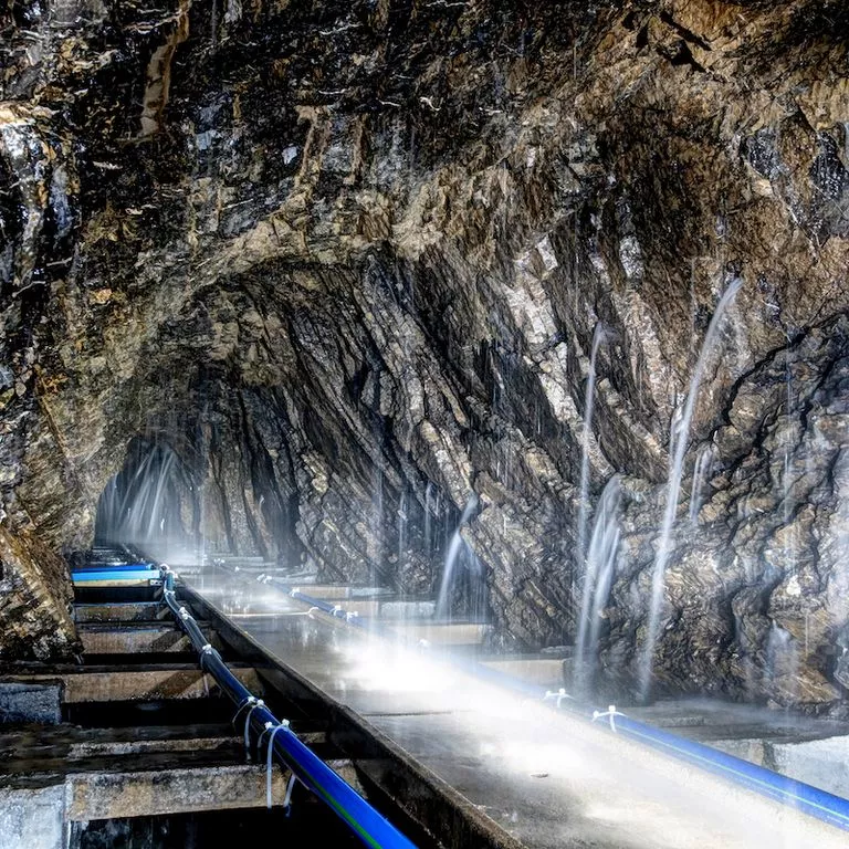 La IKB (azienda municipalizzata di Innsbruck) preleva acqua purissima dalle rocce.
© IKB