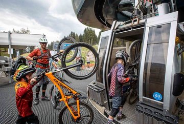 Lifts and cable cars at Muttereralm