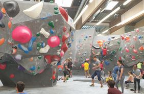 Eine der größten und modernsten Kletterhallen weltweit mitten in den Alpen – das Kletterzentrum Innsbruck