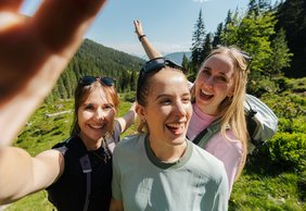 Wandern mit Almrosen im Fotschertal Sellrain