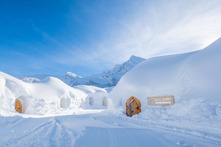 Nuit glaciale dans le village d'igloos de Kühtai