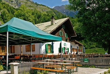 Hike via Arzler Alm to Höttinger Alm