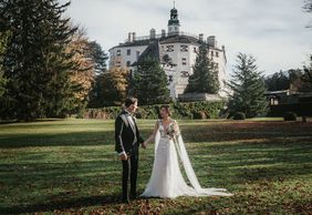 Hochzeitsfoto im Garten vor Schloss Ambras