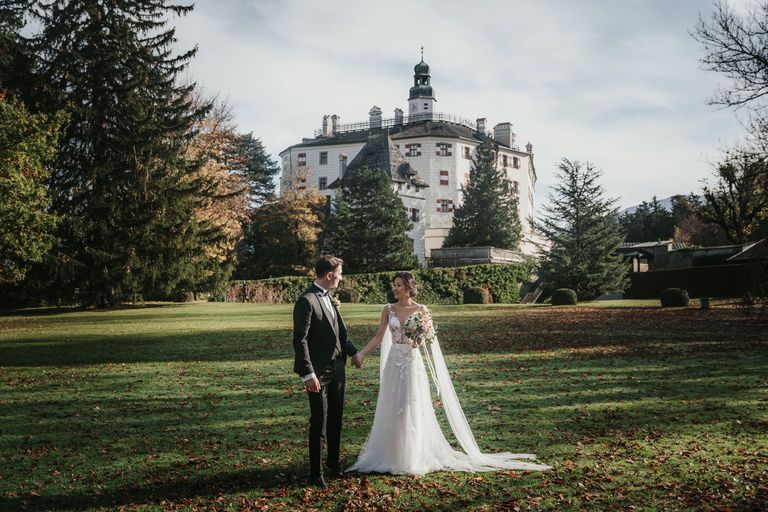 Hochzeitsfoto im Garten vor Schloss Ambras