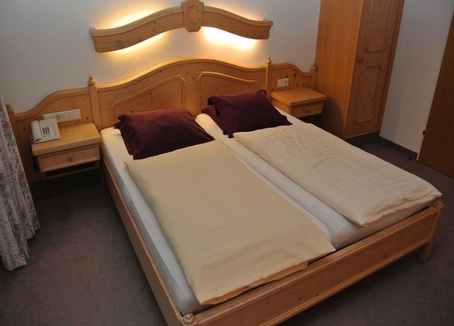 Bett-in-den-Zimmern-vom-Gruberhof-Igls.jpg