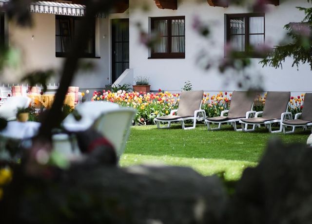 Schweitzer-Hotelansicht-Garten.jpg