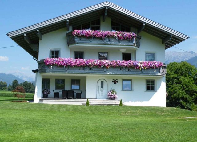 Gaestehaus-Weber-Oberperfuss-Sommer.jpg