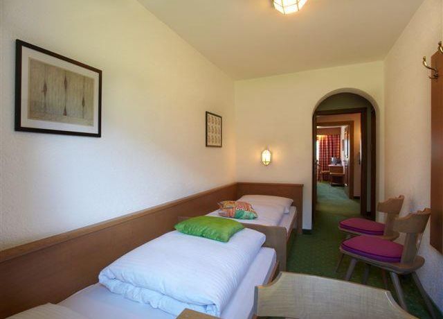 Landhaus-Schwarz-Zimmer.jpg