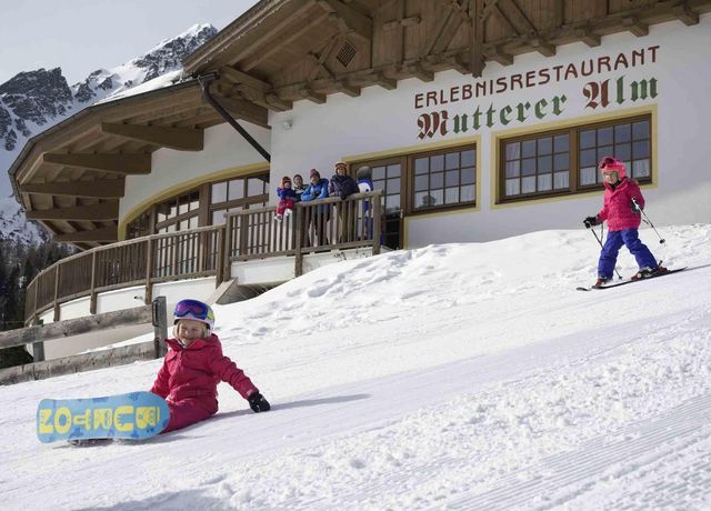 Mutterer-Alm-Bergrestaurant-Winter.jpg