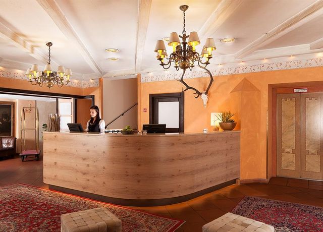 HotelSailer-Reception.jpg