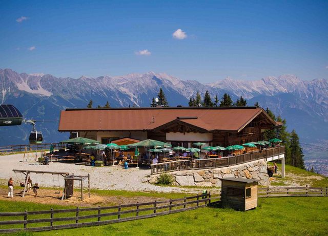 Mutterer-Alm-Bergrestaurant-Sommer.jpg