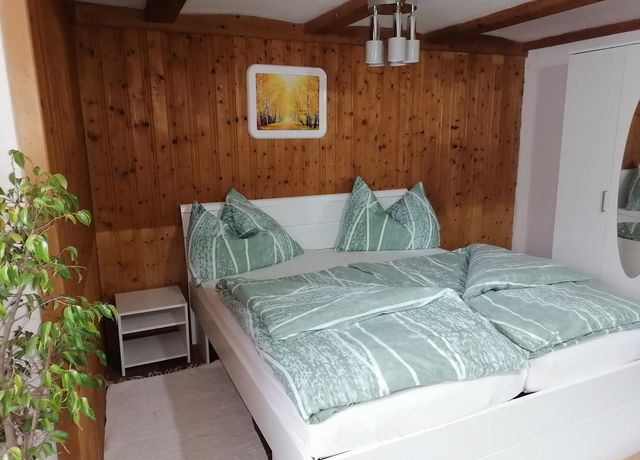 Schlafzimmer-mit-Doppelbett.jpg