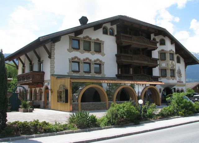 Hotel-Tyrolis-Aussenansicht-Sommer.jpg