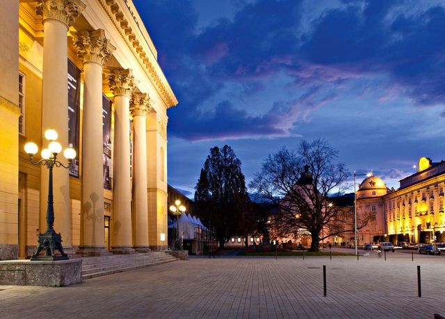 Tiroler-Landestheater-bei-Nacht.jpg