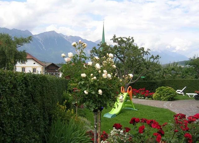 Gaestehaus-Pension-Nockspitz-Sommer-Garten.jpg