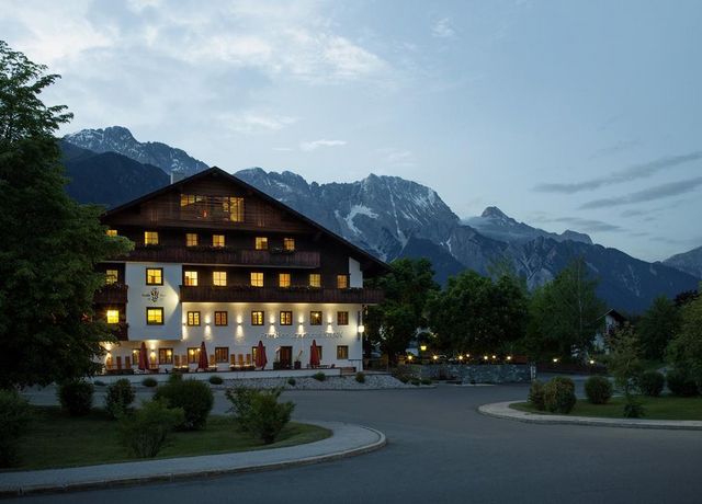 Familienlandhotel-Stern-bei-Nacht.jpg