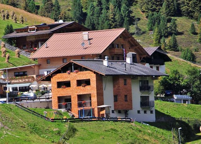 Schwarzerhof-im-Sommer.jpg