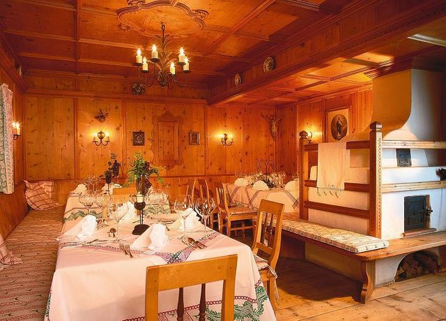 Hotel-SailerStube-mit-Kachelofen.jpg