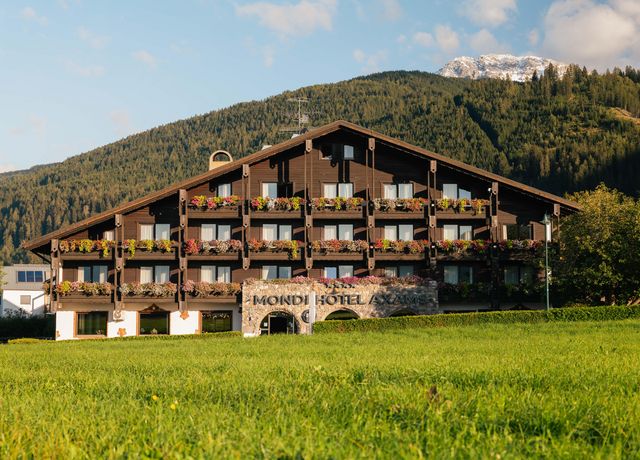 Aussenansicht-MONDI-Hotel-Axams-Sommer.jpg
