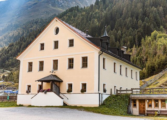 Alpengasthof-Luesens-Sommer-Frontansicht.jpg