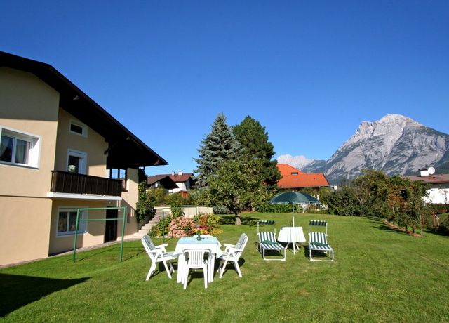 Haus-Hagele-Garten-mit-Ausblick.jpg