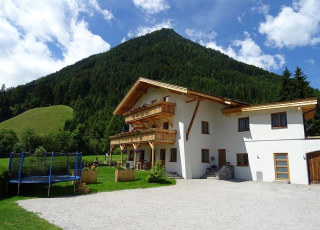 Landhaus-Tyrol-Sommer.jpg