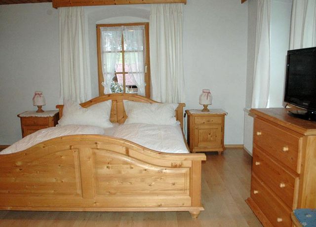 Nichtraucher-Doppelzimmer-im-Tiroler-Stil.jpg