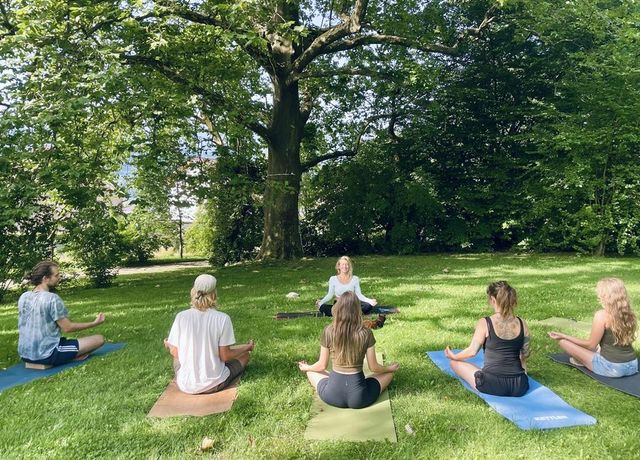 Yoga-im-botanischen-Garten.jpg