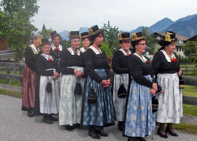 Petertag-Alte-Tracht.jpg