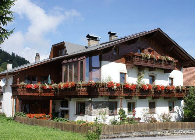 Gaestehaus-Heis-Sommer.jpg