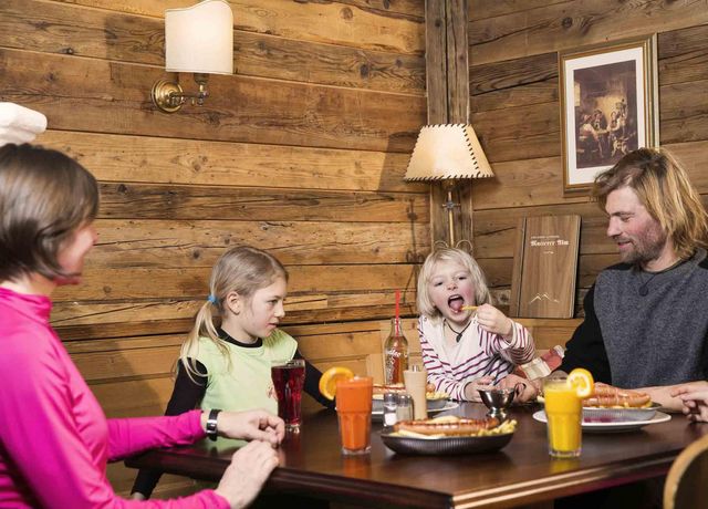 Mutterer-Alm-Bergrestaurant-Familie.jpg