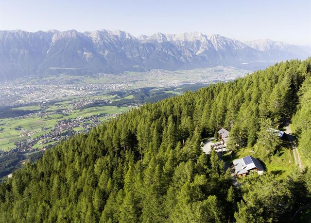 Lanser-Alm-mit-Blick-ins-Tal.jpg