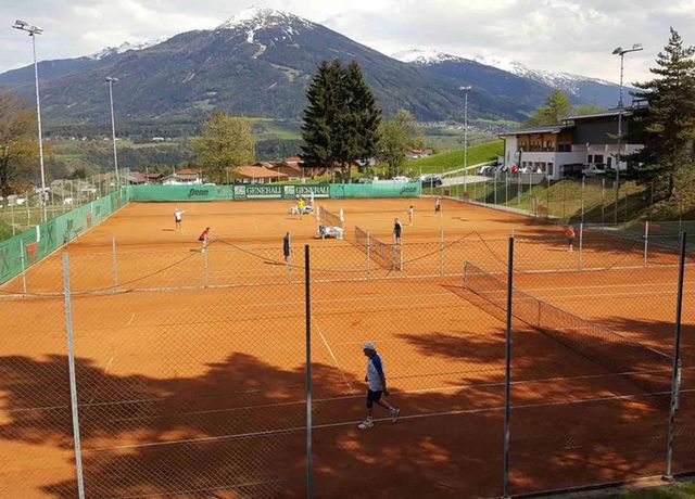 Tennisplatz-Freizeitzentrum-Mutters.jpg