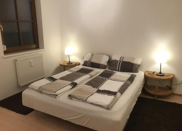 Bett-im-Schlafzimmer.jpg