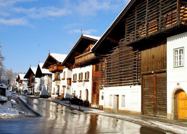 Schusterhof-Winter-an-der-Dorfstrasse-Mutters.jpg