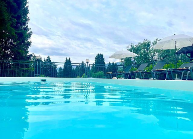 Sweet-Cherry-Sommer-Pool.jpg