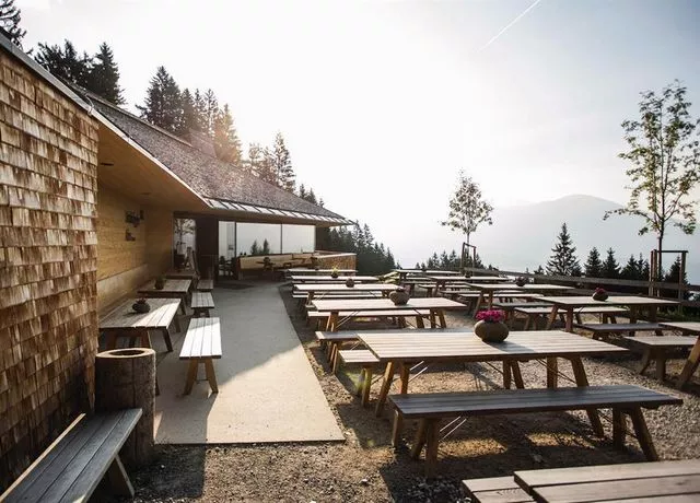 Umbrueggler-Alm-Terrasse.jpg