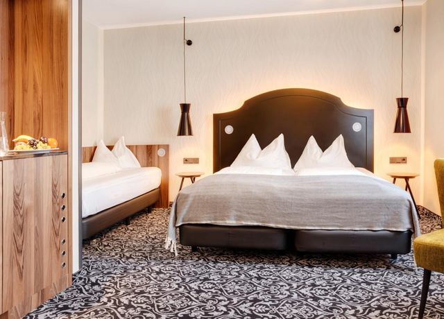 Hotel-Grauer-Baer-Innsbruck-DreibettzimmerFrontan.jpg