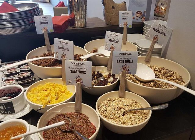 Muesli-c-HAHN-coffee-breakfast.jpg