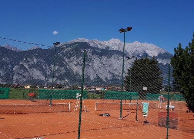 Tennisplatz.jpg