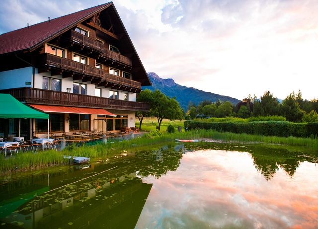 Der-Gruberhof-in-Igls-mit-Blick-auf-die-Berge.jpg